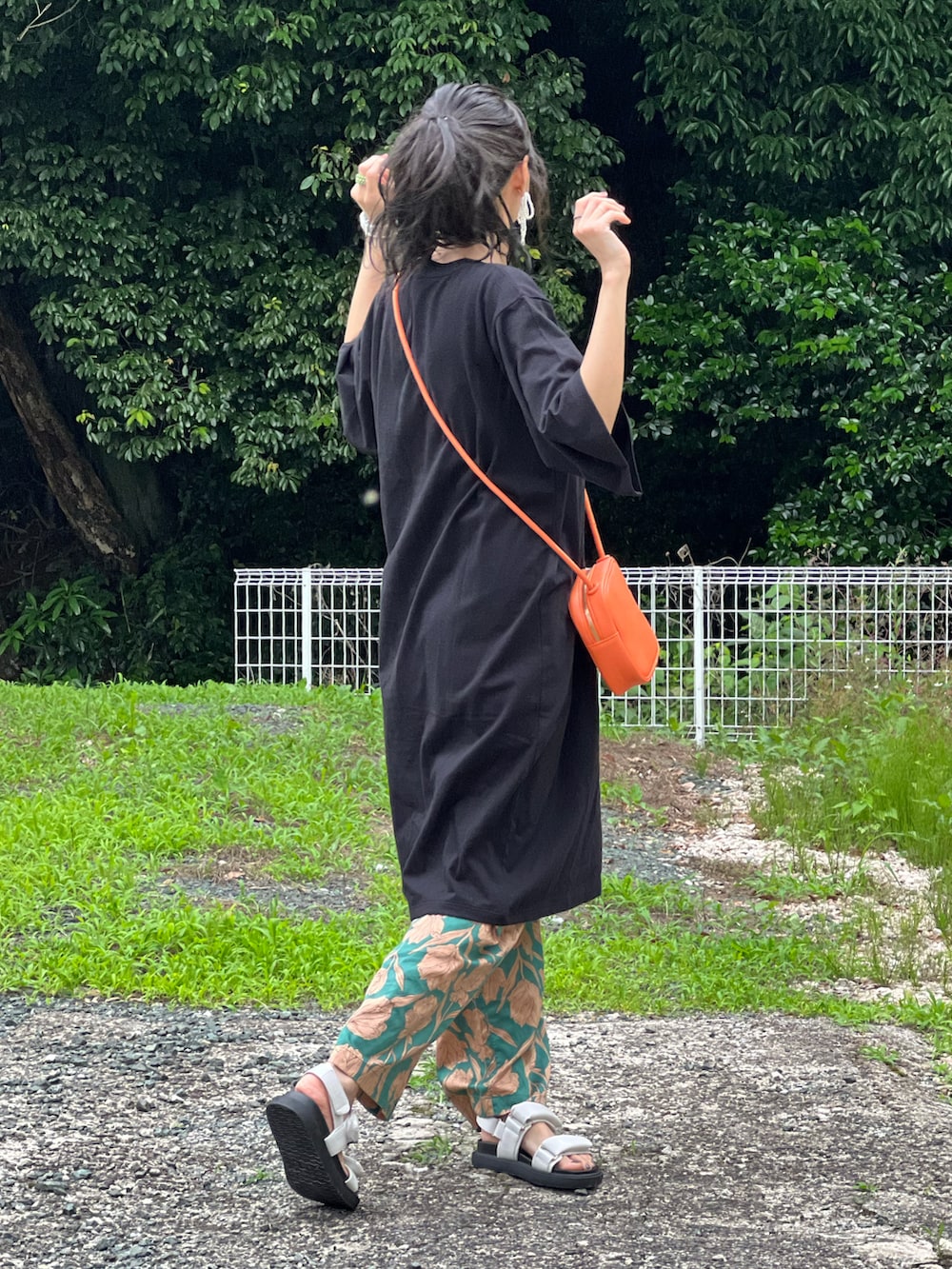 「アニエスベー、agnes b.、ロゴT、ワンピース、大人カジュアル、ラフ、ビッグシルエット、シンプルコーデ、休日スタイル、おおぶりピアス、ショルダーバッグ、夏コーデ」｜「agnes b.のWEB限定 SBX4 ROBE YOKO ワンピース（ワンピース、ブラック系）」を使った、あみぃさん（骨格ウェーブ・レディース・161cm）の夏コーディネートの4枚目の写真