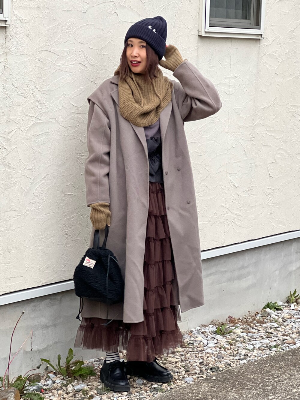 「ニット、冬アウター、コート、ロングコート、お出かけコーデ、UNIQLO、Anya Hindmarch、ニット帽、シンプルコーデ、大人かわいい、ロングスカート、ビッグシルエット、ブラウン、マイベストコーデ2023、クリスマスに着たい服」｜「ReNormのウールリバージレ2WAYコート（チェスターコート、ブラウン系）」を使った、あみぃさん（骨格ウェーブ・レディース・161cm）の冬コーディネートの3枚目の写真