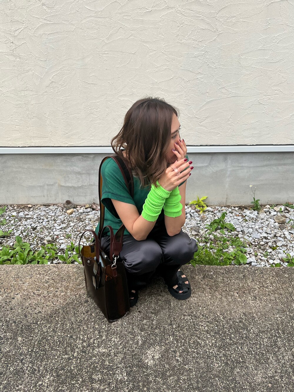 グリーン系のTシャツ/カットソー、ブラック系のサンダル、ブラウン系のトートバッグを着用したレディースの夏コーディネートの3枚目の写真