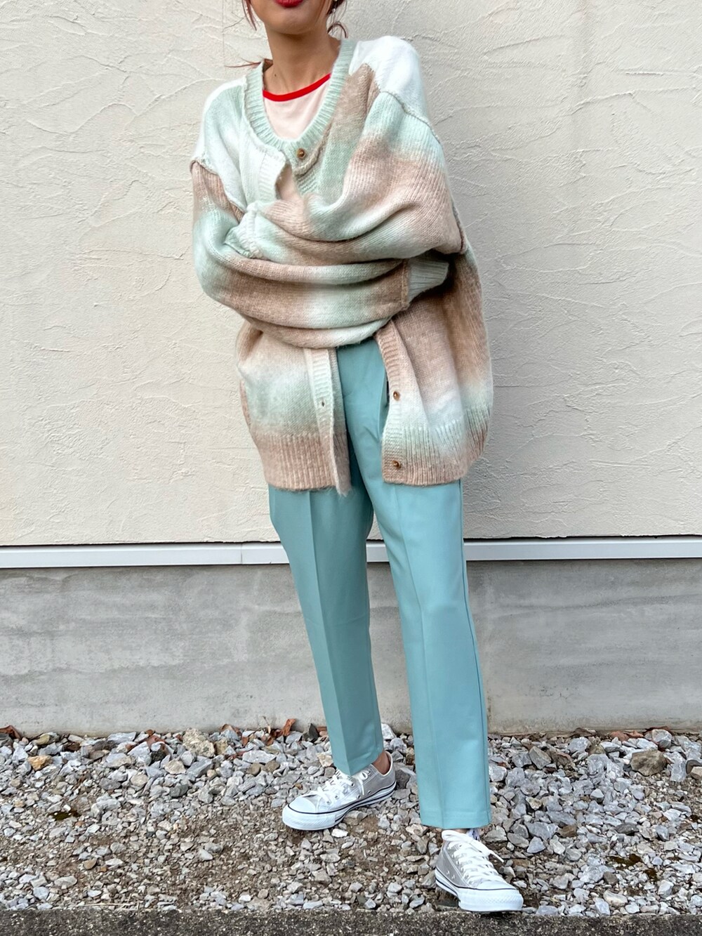 グリーン系のその他パンツ、レッド系のTシャツ/カットソー、グリーン系のカーディガン/ボレロを着用したレディースの冬コーディネートの5枚目の写真