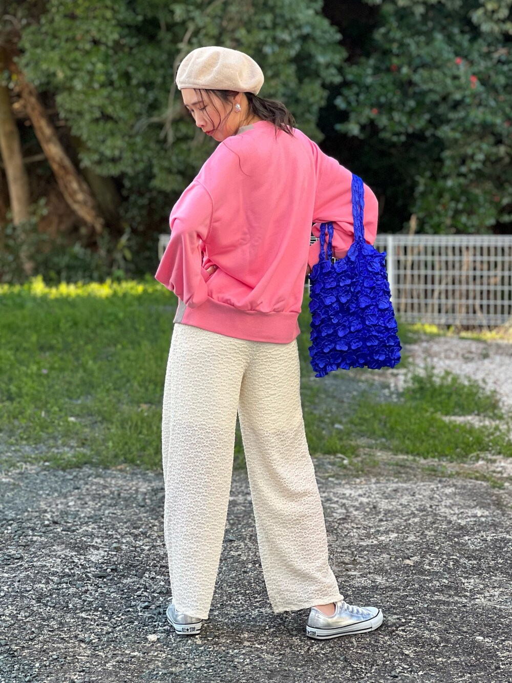 ピンク系のスウェット、ホワイト系のその他パンツ、シルバー系のスニーカーを着用したレディースの春コーディネートの4枚目の写真