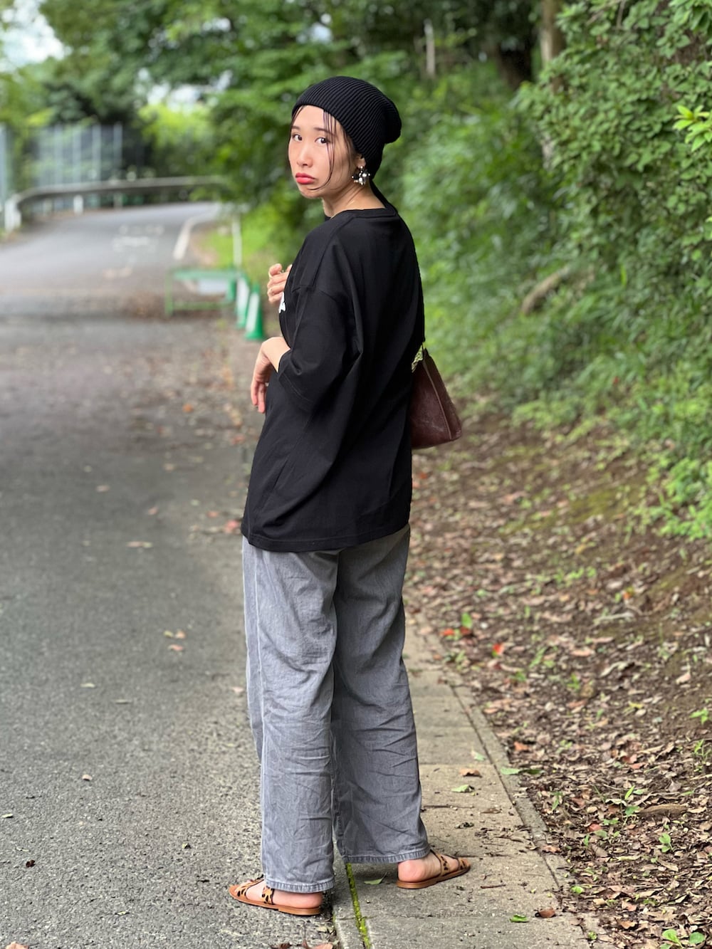 ブラック系のTシャツ/カットソー、グレー系のデニムパンツ、ブラウン系のショルダーバッグを着用したレディースの夏コーディネートの3枚目の写真