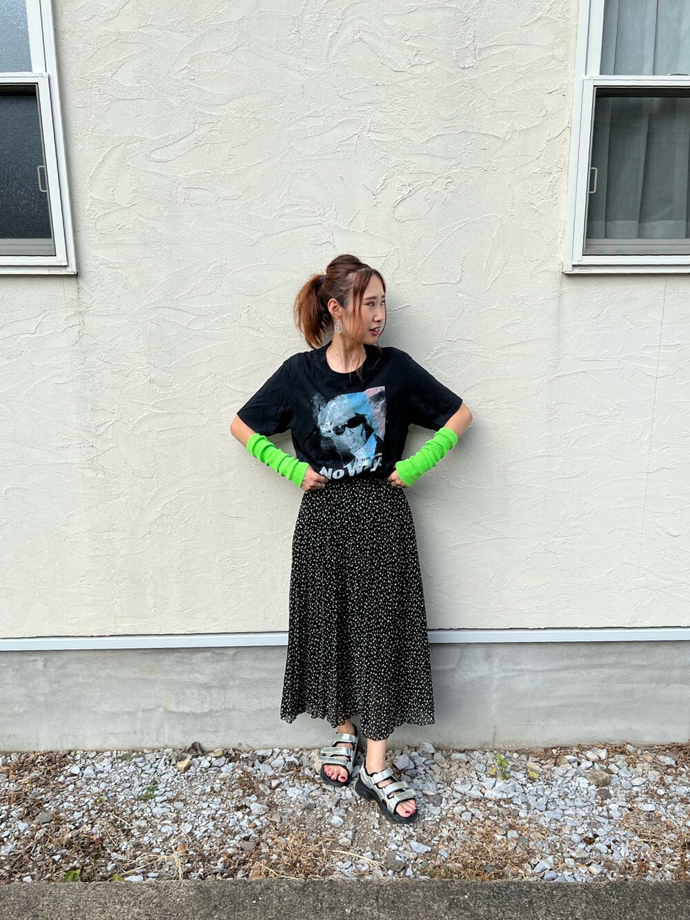 「夏のTシャツフェス、アームカバー、ロングスカート、タックイン、Tシャツ、スポーツサンダル、黒コーデ、真夏のアクティブスタイル、楽チンコーデ、プチプラ、韓国ファッション、ネオンカラー、ポイントカラー、カジュアル」｜「GUのアイテム（スカート、ブラック系）」を使った、あみぃさん（レディース・161cm）の夏コーディネートの5枚目の写真