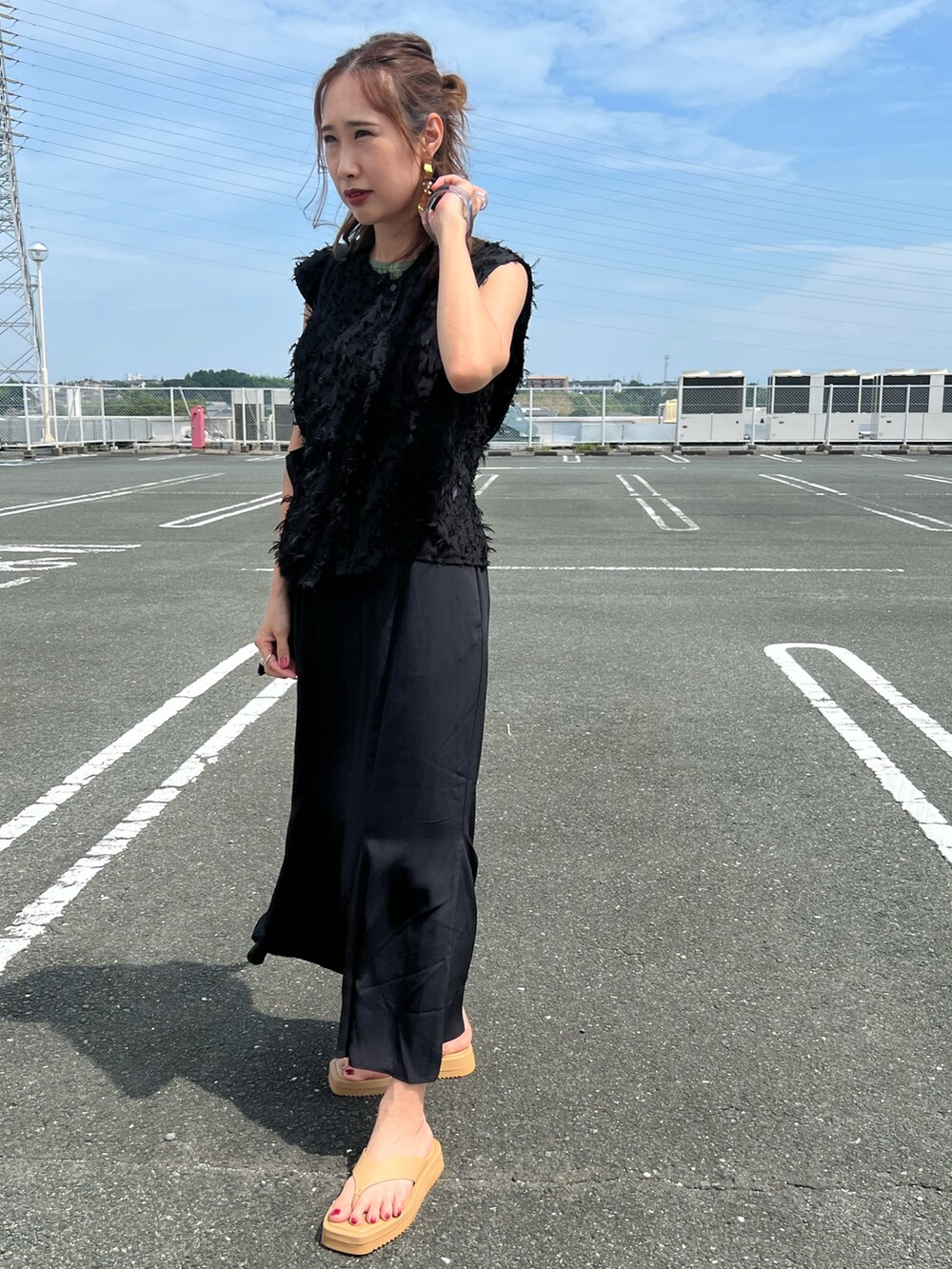 ブラック系のシャツ/ブラウス、ブラック系のスカート、ベージュ系のサンダルを着用したレディースの夏コーディネートの5枚目の写真