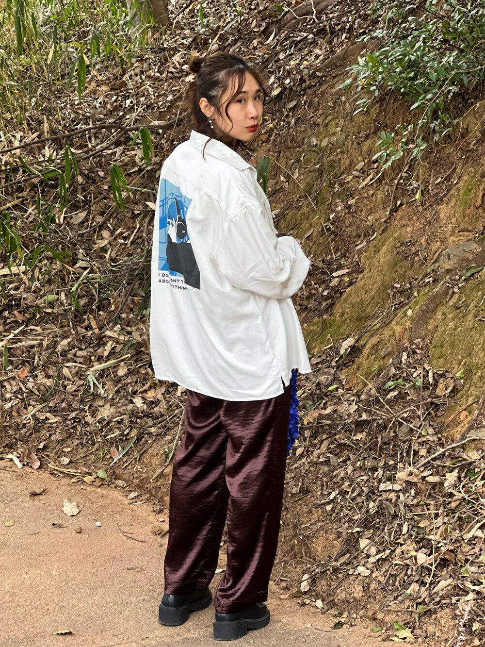 ホワイト系のシャツ/ブラウス、ホワイト系のその他トップス、ブラウン系のスラックスを着用したレディースの春コーディネートの4枚目の写真