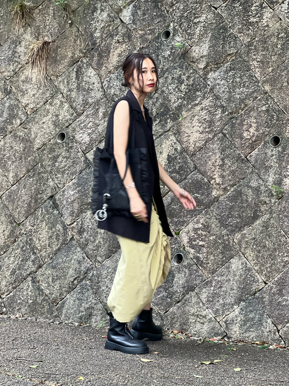 「お出かけコーデ、夏セールで買いました、大人女子、Lull、アツいコーデ全部見せ、ジレ、Hender Scheme、モード、休日スタイル、大人カジュアル、シンプルコーデ、ブーツ、初秋コーデ、骨格ウェーブ、ロングスカート」｜「Lullの【Lull / ルル】シャーリングスカート（スカート、イエロー系）」を使った、あみぃさん（骨格ウェーブ・レディース・161cm）の夏コーディネートの5枚目の写真