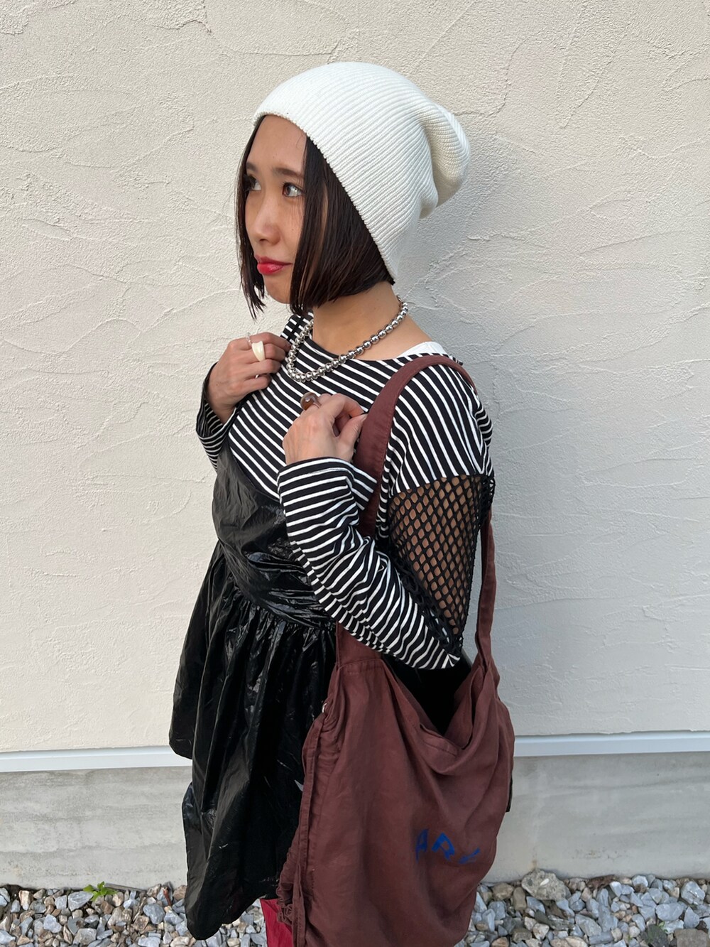 ブラック系のキャミソール、ブラック系のTシャツ/カットソー、レッド系のその他パンツを着用したレディースの秋コーディネートの2枚目の写真