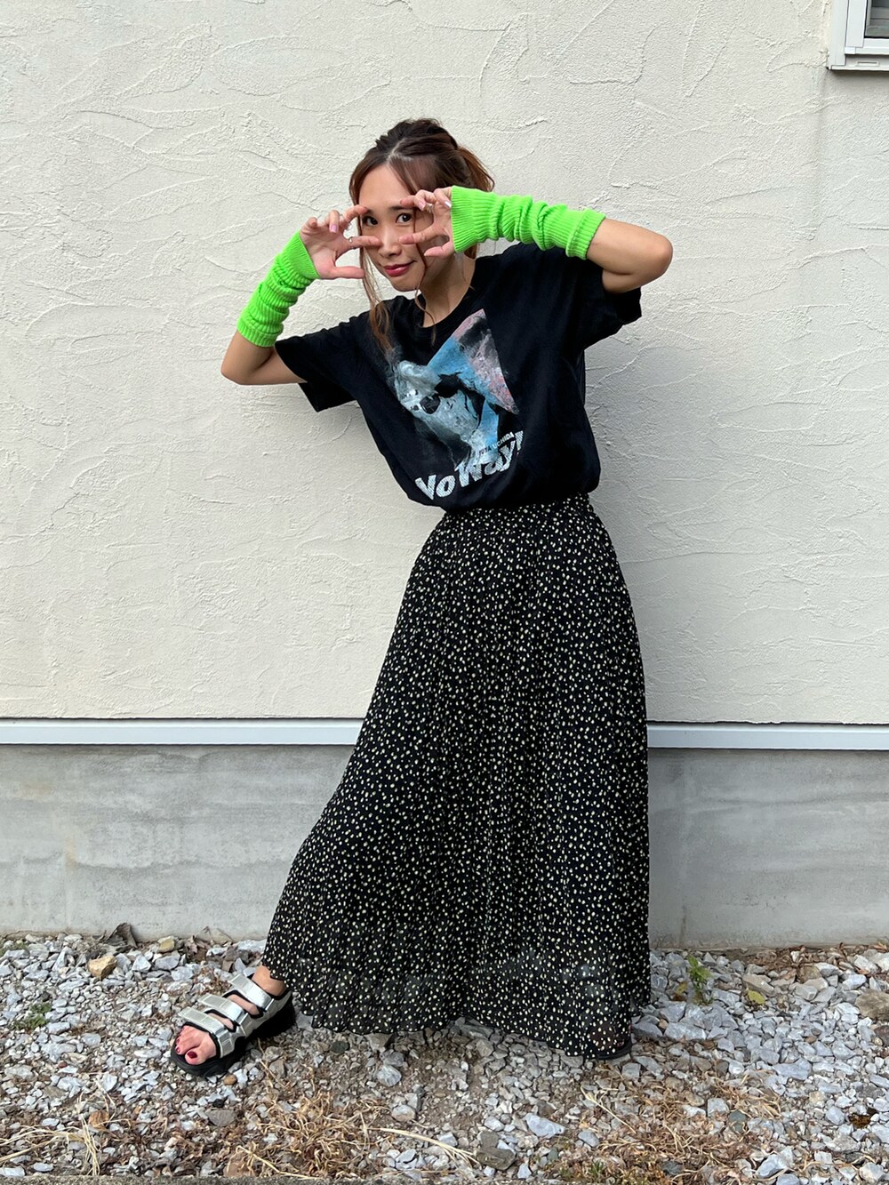 「夏のTシャツフェス、アームカバー、ロングスカート、タックイン、Tシャツ、スポーツサンダル、黒コーデ、真夏のアクティブスタイル、楽チンコーデ、プチプラ、韓国ファッション、ネオンカラー、ポイントカラー、カジュアル」｜「GUのアイテム（スカート、ブラック系）」を使った、あみぃさん（レディース・161cm）の夏コーディネートの4枚目の写真