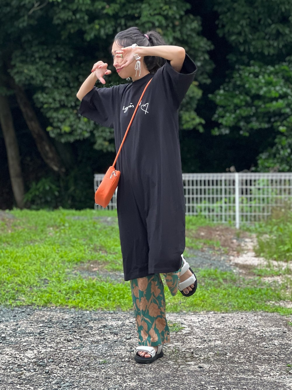 「アニエスベー、agnes b.、ロゴT、ワンピース、大人カジュアル、ラフ、ビッグシルエット、シンプルコーデ、休日スタイル、おおぶりピアス、ショルダーバッグ、夏コーデ」｜「agnes b.のWEB限定 SBX4 ROBE YOKO ワンピース（ワンピース、ブラック系）」を使った、あみぃさん（骨格ウェーブ・レディース・161cm）の夏コーディネートの3枚目の写真