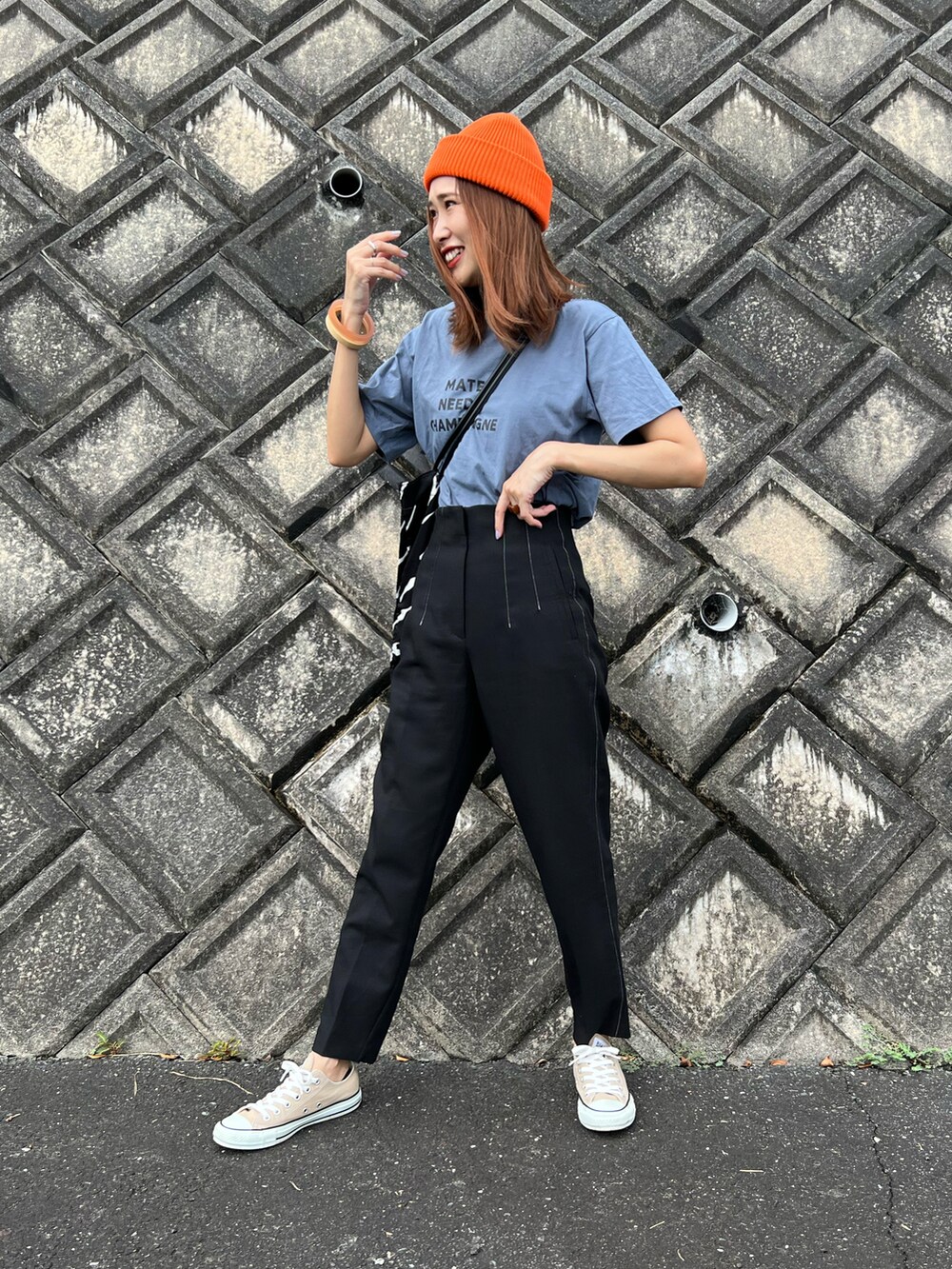 ブルー系のTシャツ/カットソー、ブラック系のパンツ、ベージュ系のスニーカーを着用したレディースの秋コーディネートの2枚目の写真