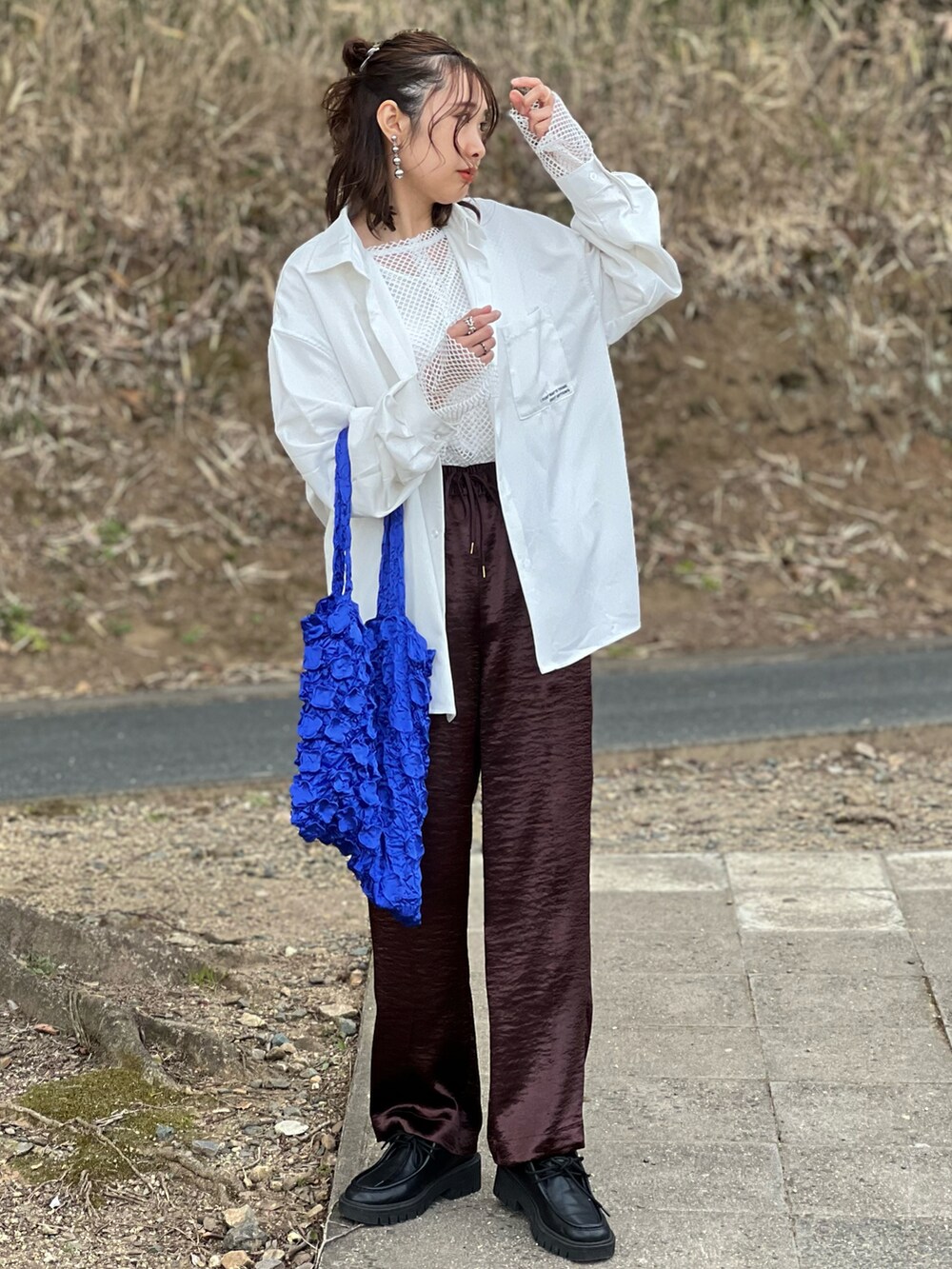 ホワイト系のシャツ/ブラウス、ホワイト系のその他トップス、ブラウン系のスラックスを着用したレディースの春コーディネートの5枚目の写真