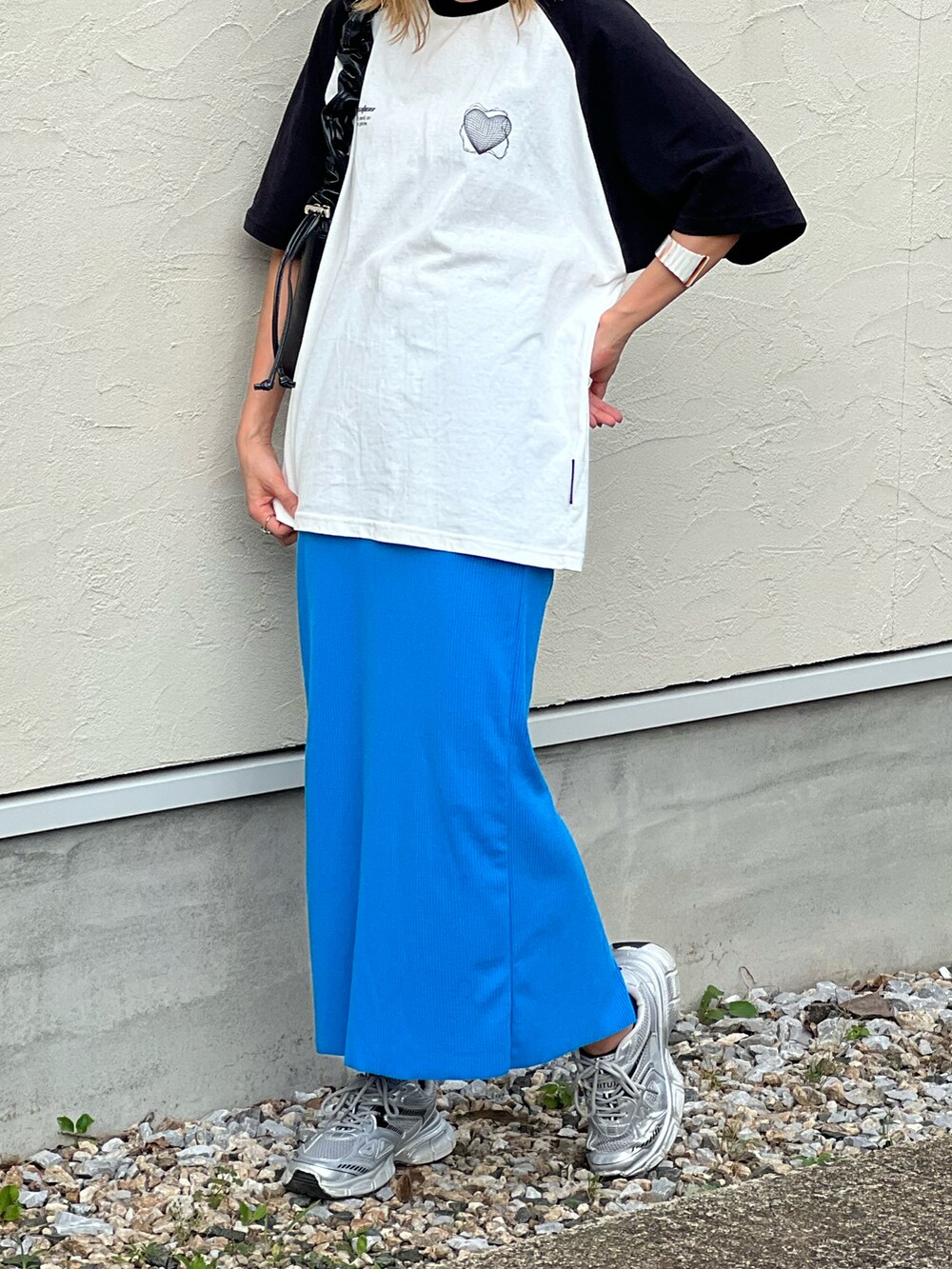 ホワイト系のTシャツ/カットソー、ブルー系のスカート、シルバー系のスニーカーを着用したレディースの夏コーディネートの4枚目の写真