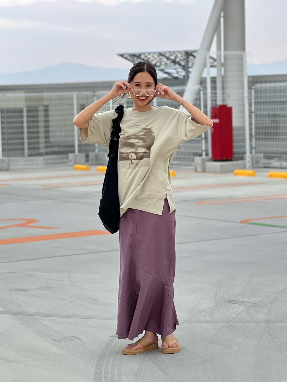 「mi via loca、ビッグシルエット、夏コーデ、マーメイドスカート、大人カジュアル、PR、シンプルコーデ、夏セールで買いました、お出かけコーデ、メガネ女子、デニム、大人女子、トートバッグ」｜「mi via locaのスケーターフォトプリントBIGTシャツ（Tシャツ/カットソー、グリーン系）」を使った、あみぃさん（骨格ウェーブ・レディース・161cm）の夏コーディネートの3枚目の写真