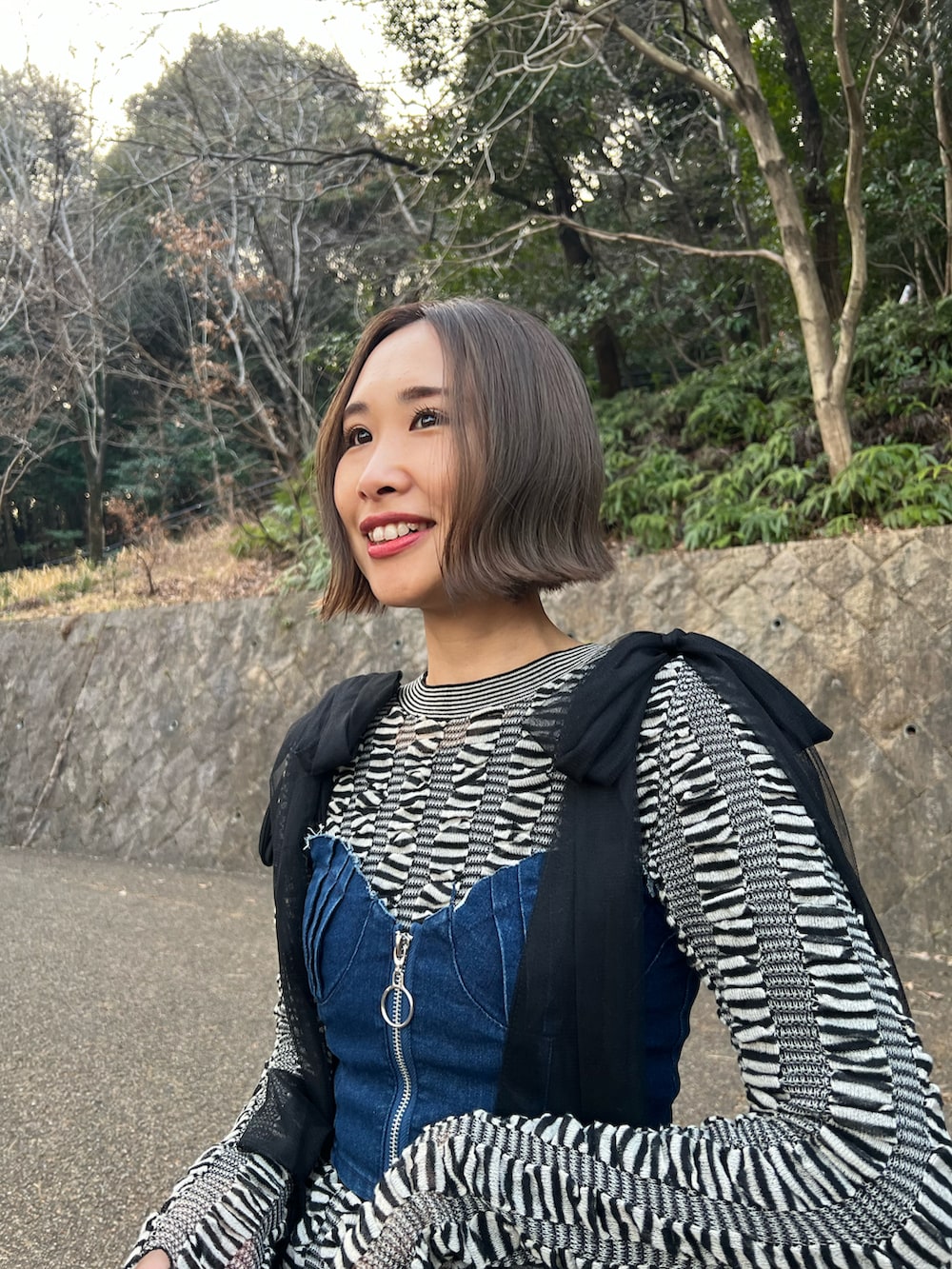 ブラック系のニット/セーター、ブルー系のその他トップス、グレー系のパンツを着用したレディースの冬コーディネートの3枚目の写真