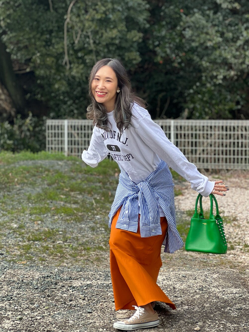 ホワイト系のTシャツ/カットソー、ブルー系のシャツ/ブラウス、イエロー系のスカートを着用したレディースの冬コーディネートの2枚目の写真