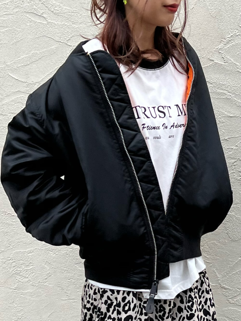 「alpha、alphaindustries、ALPHA MA-1、MA-1、ジャケット、フライトジャケット、リバーシブル、秋ルック紹介するよ、秋コーデ、モノトーン、肩落としスタイル、アニマル柄、カジュアルコーデ、シンプルコーデ、オーバーサイズ」｜「ALPHAのAlpha Industries/アルファインダストリーズ MA-1 CORE SPEC フライトジャケット（U.S.サイズ）リバーシブル（MA-1、ブラック系）」を使った、あみぃさん（骨格ウェーブ・レディース・161cm）の秋コーディネートの3枚目の写真