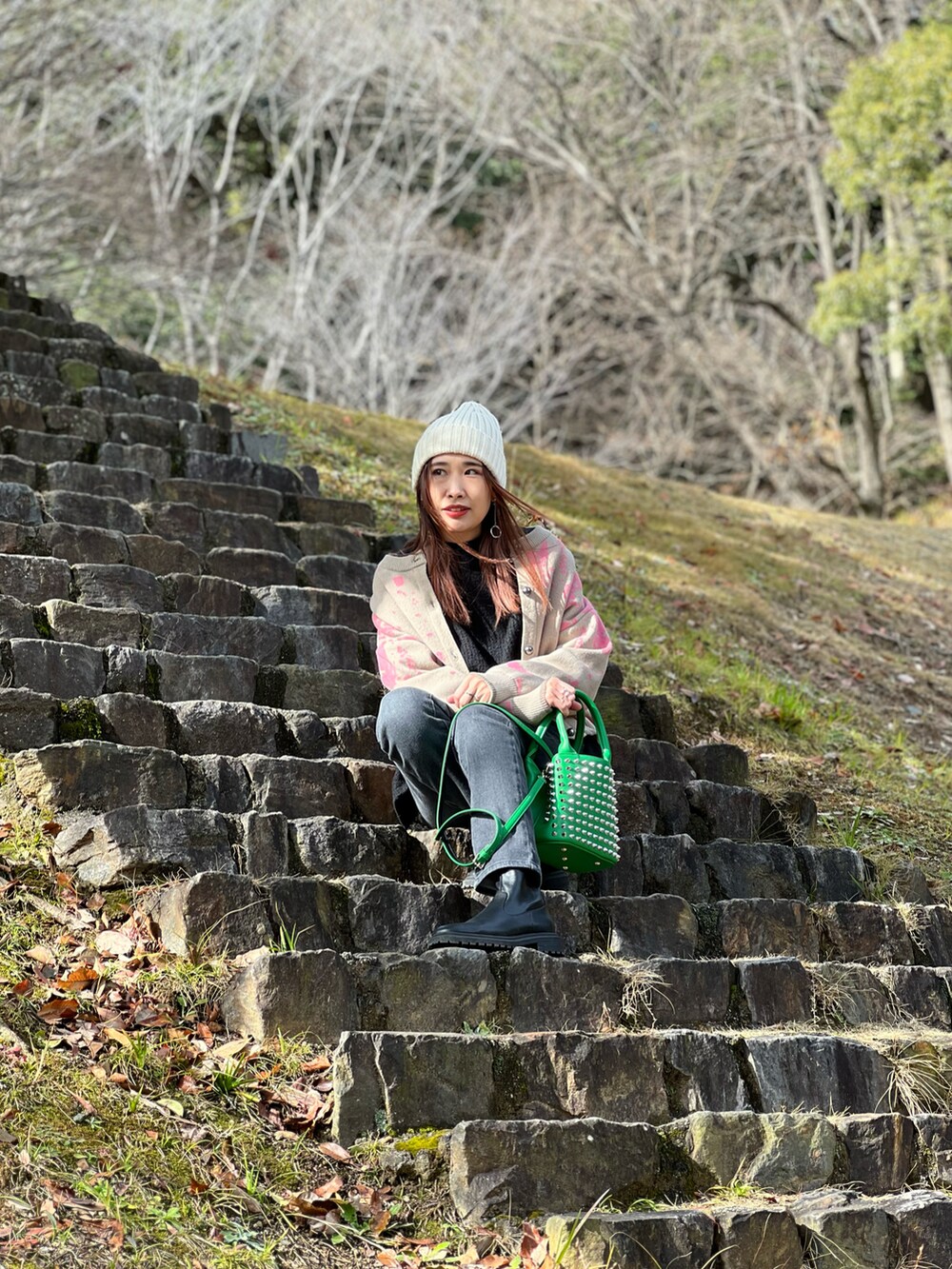 ベージュ系のカーディガン/ボレロ、グリーン系のトートバッグ、ブラック系のニット/セーターを着用したレディースの冬コーディネートの4枚目の写真