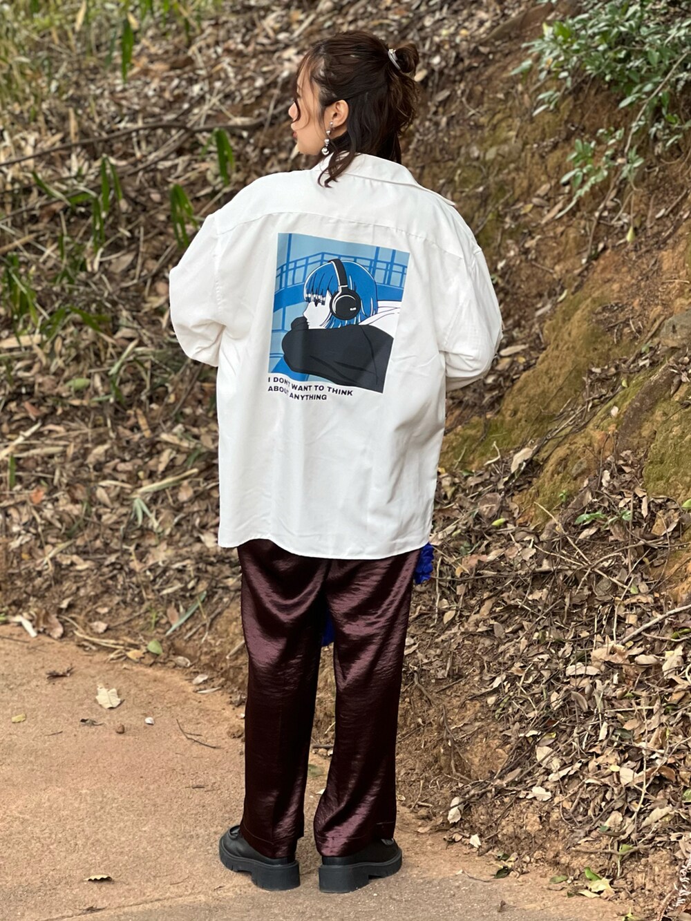 ホワイト系のシャツ/ブラウス、ホワイト系のその他トップス、ブラウン系のスラックスを着用したレディースの春コーディネートの2枚目の写真