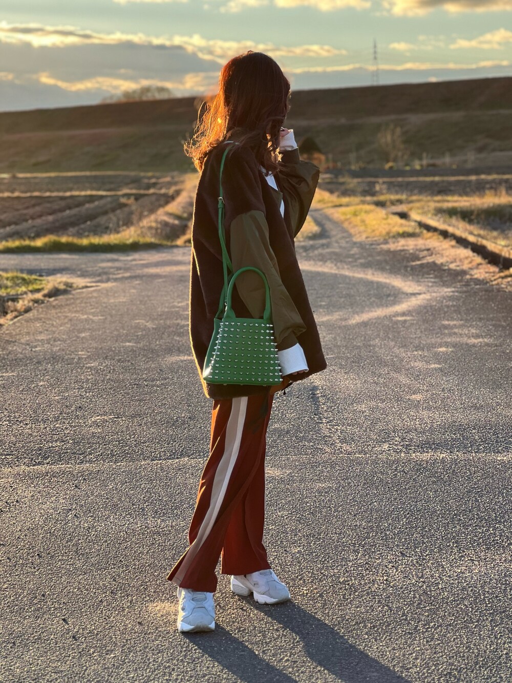 「USポロ、U.S.POLO ASSN.、スタッズバッグ、おでかけコーデ、ビッグシルエット、ストリート、ストリートフェス2023、韓国ファッション、mivialoca、私の推しブランド、冬コーデ、スニーカー、オーバーサイズ、シンプルコーデ、古着MIX」|「KINGS&QUEENS NEW YORKの【KINGS&QUEENS NEW YORK】TOTE BAG S(トートバッグ、グリーン系)」を使った、あみぃさん(骨格ウェーブ・レディース・161cm)の冬コーディネートの3枚目の写真