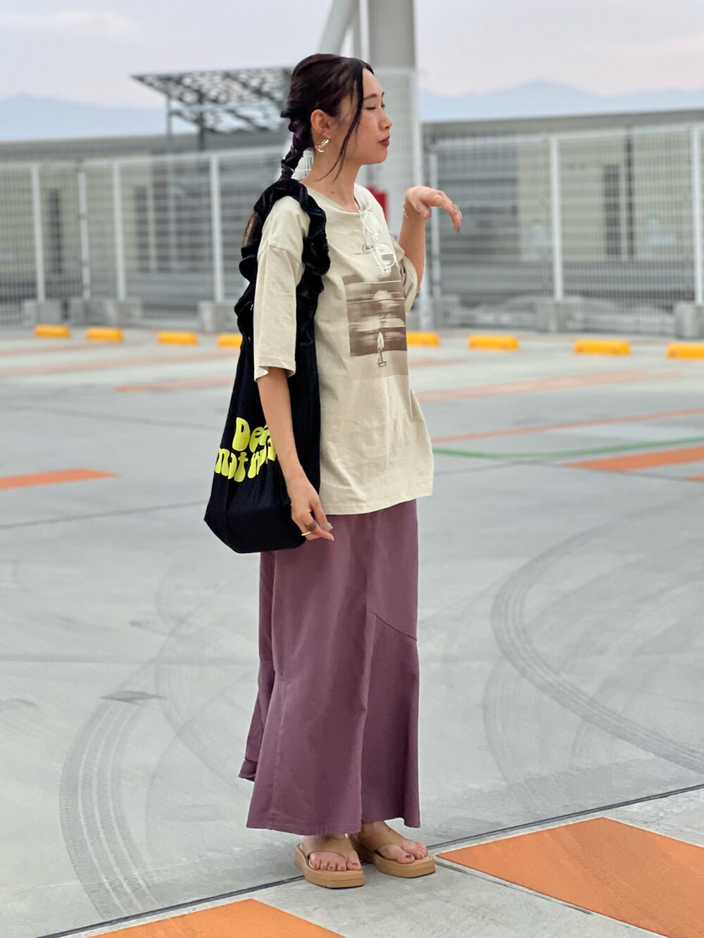 「mi via loca、ビッグシルエット、夏コーデ、マーメイドスカート、大人カジュアル、PR、シンプルコーデ、夏セールで買いました、お出かけコーデ、メガネ女子、デニム、大人女子、トートバッグ」｜「mi via locaのスケーターフォトプリントBIGTシャツ（Tシャツ/カットソー、グリーン系）」を使った、あみぃさん（骨格ウェーブ・レディース・161cm）の夏コーディネートの5枚目の写真