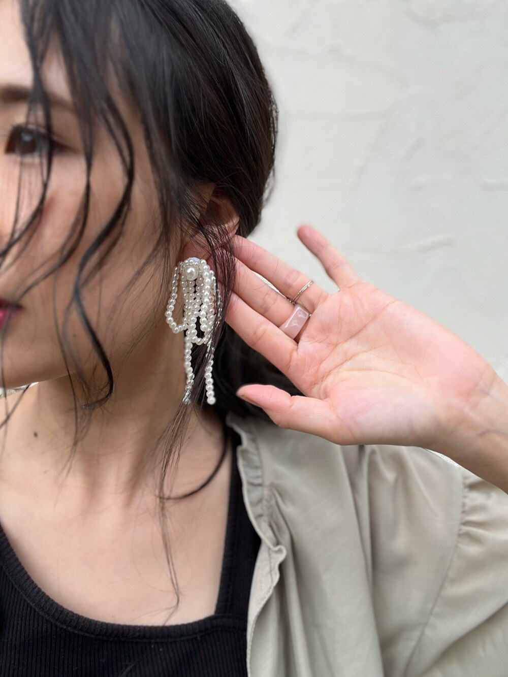 ブルー系のサロペット/オーバーオール、ブラック系のトートバッグ、ホワイト系のサンダルを着用したレディースの夏コーディネートの5枚目の写真