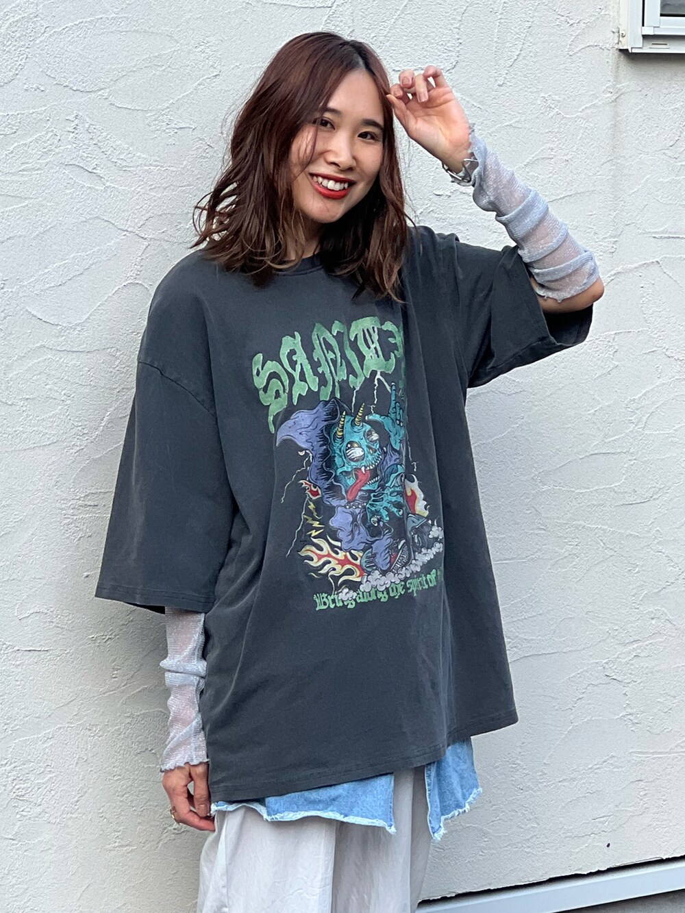 ブラック系のTシャツ/カットソー、ブルー系のデニムパンツ、グレー系のその他パンツを着用したレディースの春コーディネートの2枚目の写真