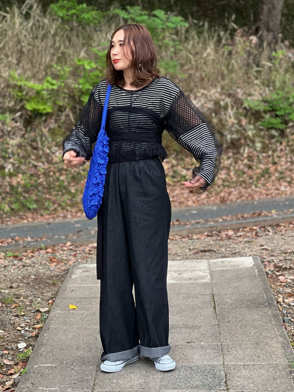 ブラック系のデニムパンツ、ブラック系のシャツ/ブラウス、ブラック系のTシャツ/カットソーを着用したレディースの春コーディネートの4枚目の写真