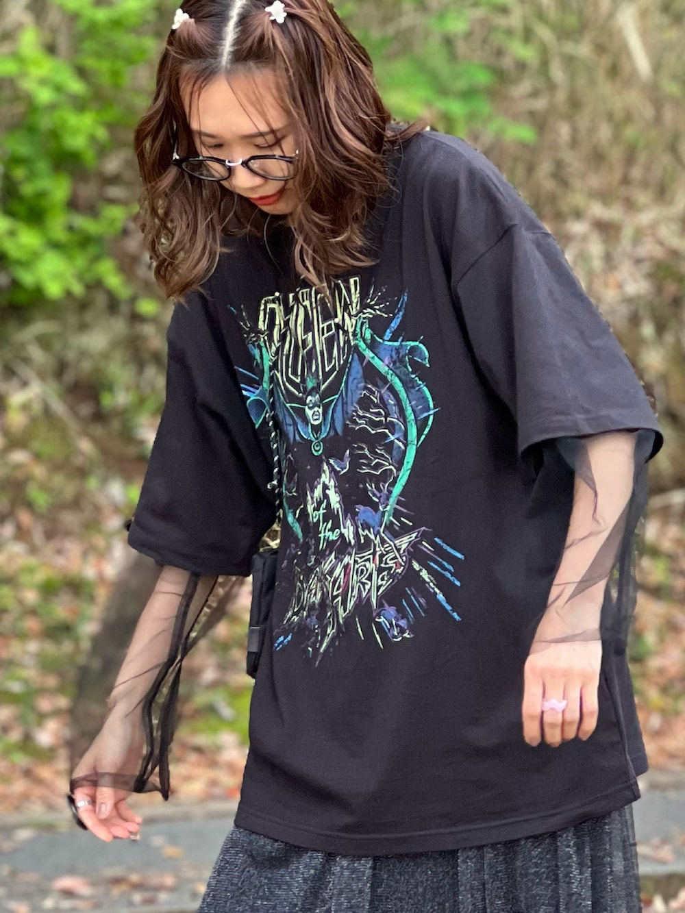 ブラック系のTシャツ/カットソー、ブラック系のシャツ/ブラウス、ブラック系のワンピースを着用したレディースの春コーディネートの2枚目の写真