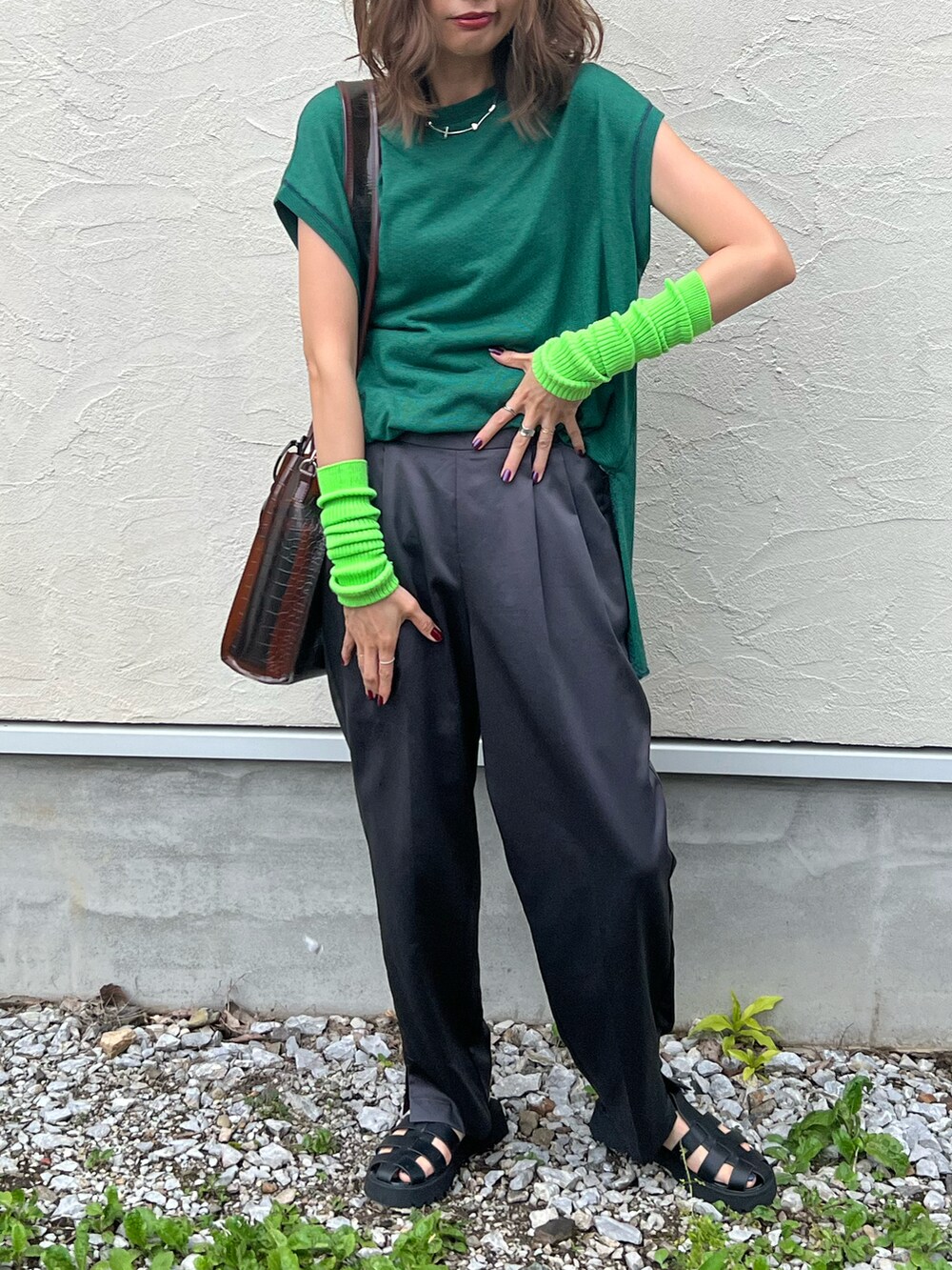 グリーン系のTシャツ/カットソー、ブラック系のサンダル、ブラウン系のトートバッグを着用したレディースの夏コーディネートの5枚目の写真