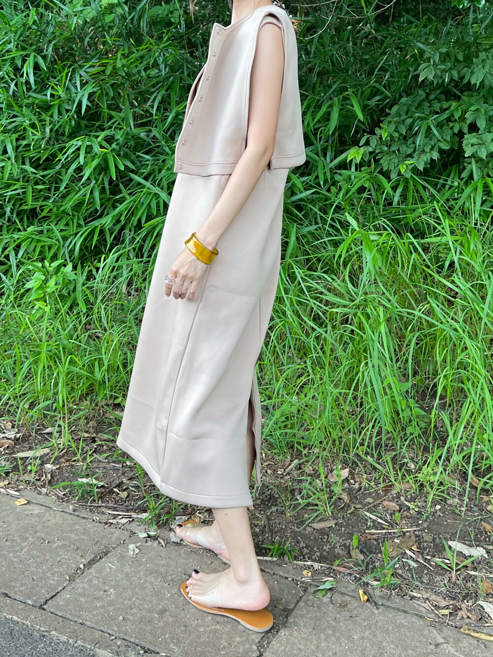 「きれいめカジュアル、夏セールで買いました、夏コーデ、大人カジュアル、シンプルコーデ、サンダル、クリアサンダル、オトナカワイイ、ワントーンコーデ、ワンピース、ロングワンピース、Green Parks、プチプラ」|「Green ParksのSET2点 カットベスト+Vネックワンピース(ワンピース、ベージュ系)」を使った、あみぃさん(レディース・161cm)の夏コーディネートの4枚目の写真