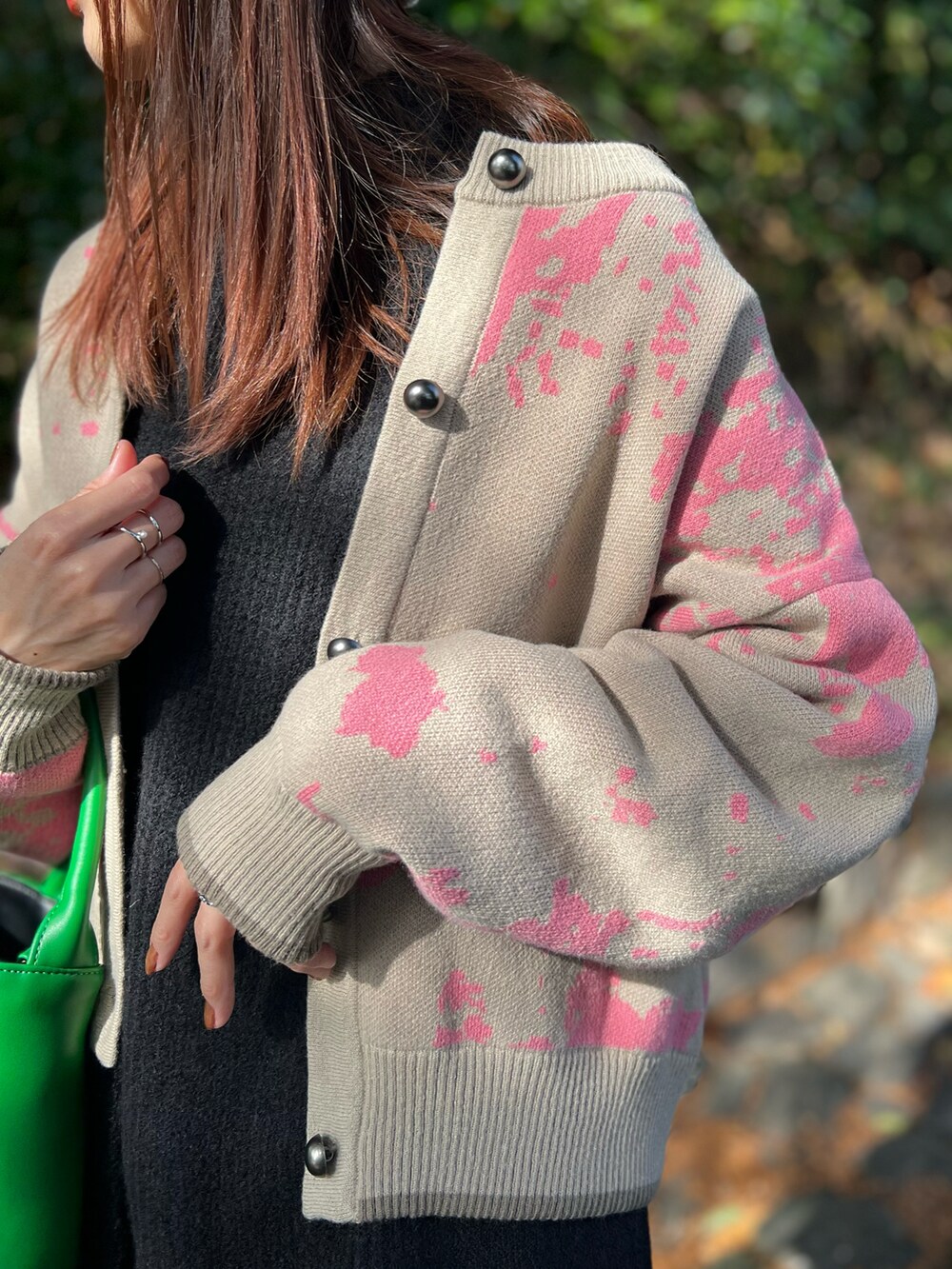 ベージュ系のカーディガン/ボレロ、グリーン系のトートバッグ、ブラック系のニット/セーターを着用したレディースの冬コーディネートの3枚目の写真