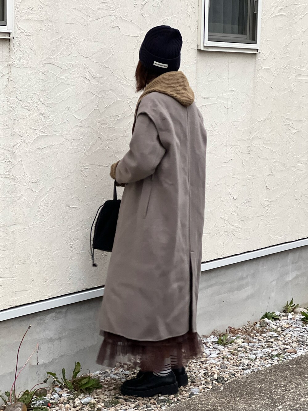 「ニット、冬アウター、コート、ロングコート、お出かけコーデ、UNIQLO、Anya Hindmarch、ニット帽、シンプルコーデ、大人かわいい、ロングスカート、ビッグシルエット、ブラウン、マイベストコーデ2023、クリスマスに着たい服」｜「ReNormのウールリバージレ2WAYコート（チェスターコート、ブラウン系）」を使った、あみぃさん（骨格ウェーブ・レディース・161cm）の冬コーディネートの4枚目の写真
