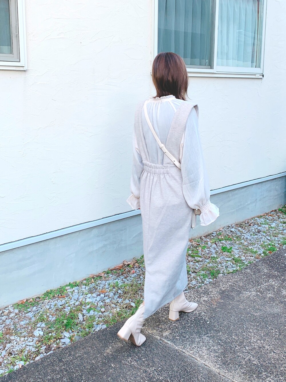 ホワイト系のワンピース、ホワイト系のシャツ/ブラウス、ホワイト系のブーツを着用したレディースの冬コーディネートの2枚目の写真