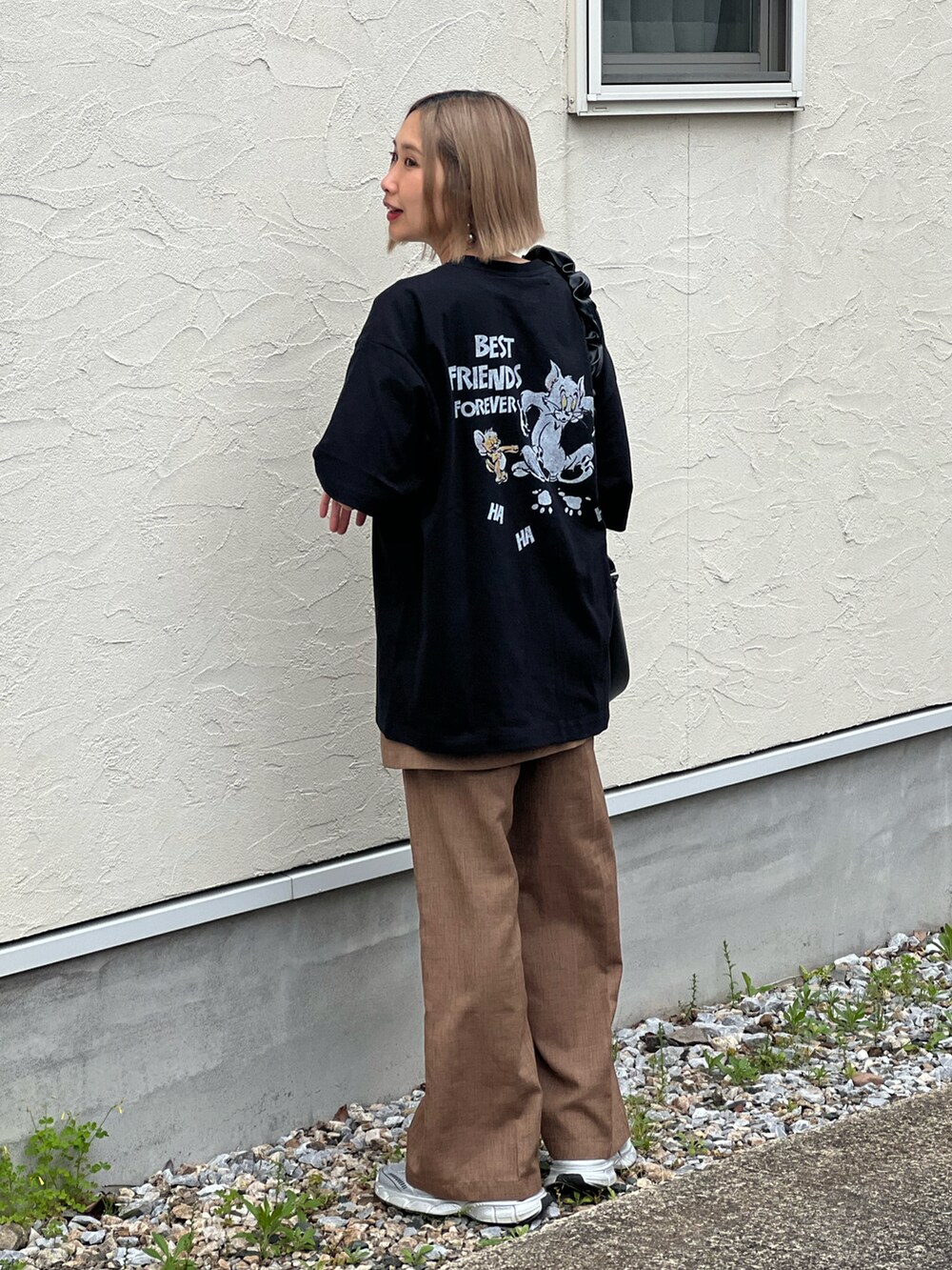 ブラック系のTシャツ/カットソー、ベージュ系のその他パンツ、シルバー系のスニーカーを着用したレディースの春コーディネートの4枚目の写真
