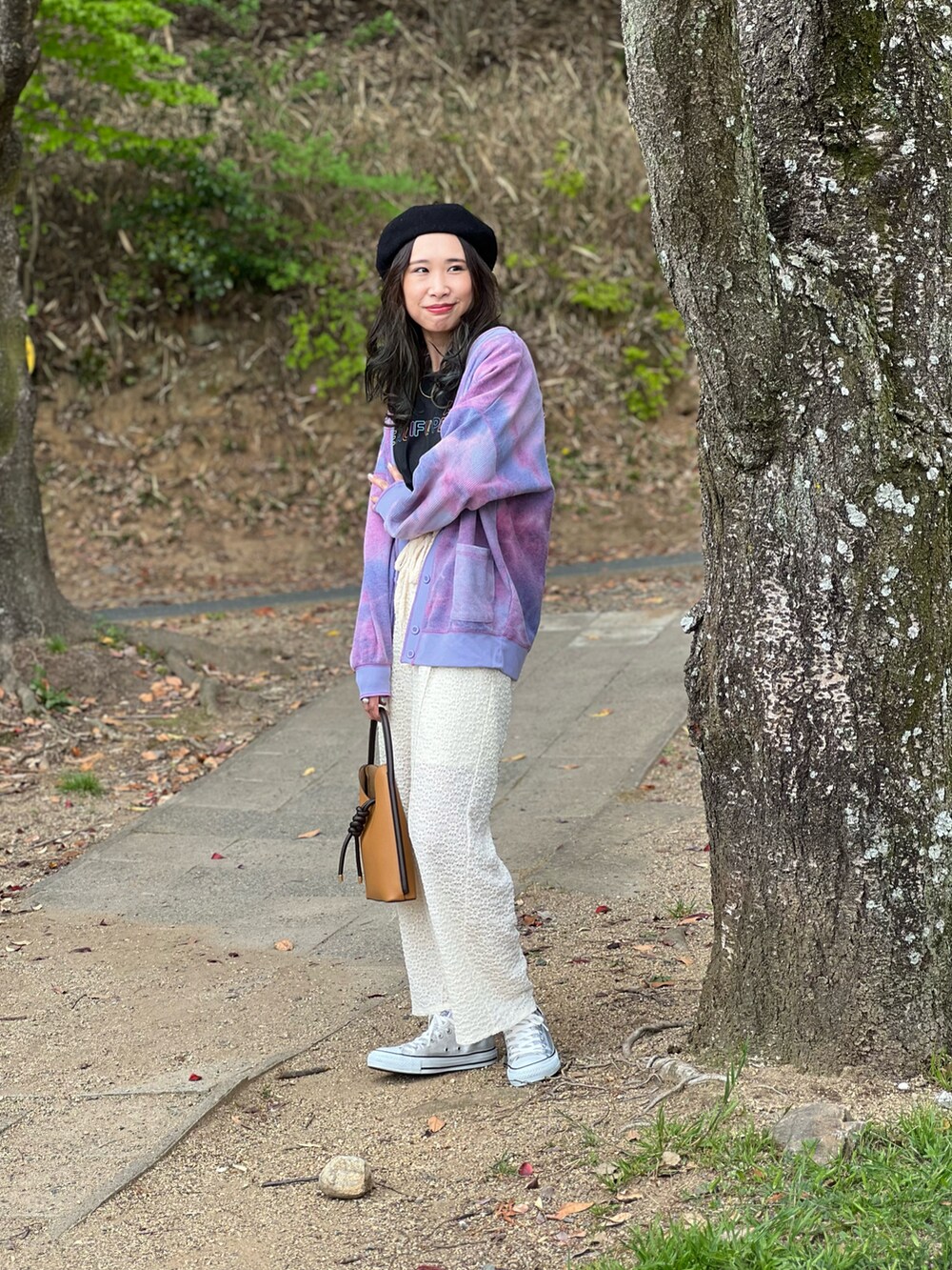 パープル系のカーディガン/ボレロ、ブラック系のTシャツ/カットソー、ホワイト系のその他パンツを着用したレディースの春コーディネートの2枚目の写真