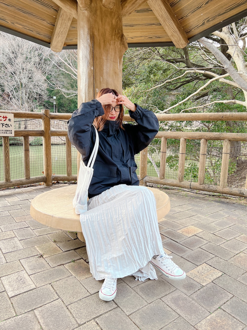 ブラック系のブルゾン、グレー系のスカート、ホワイト系のスニーカーを着用したレディースの春コーディネートの3枚目の写真