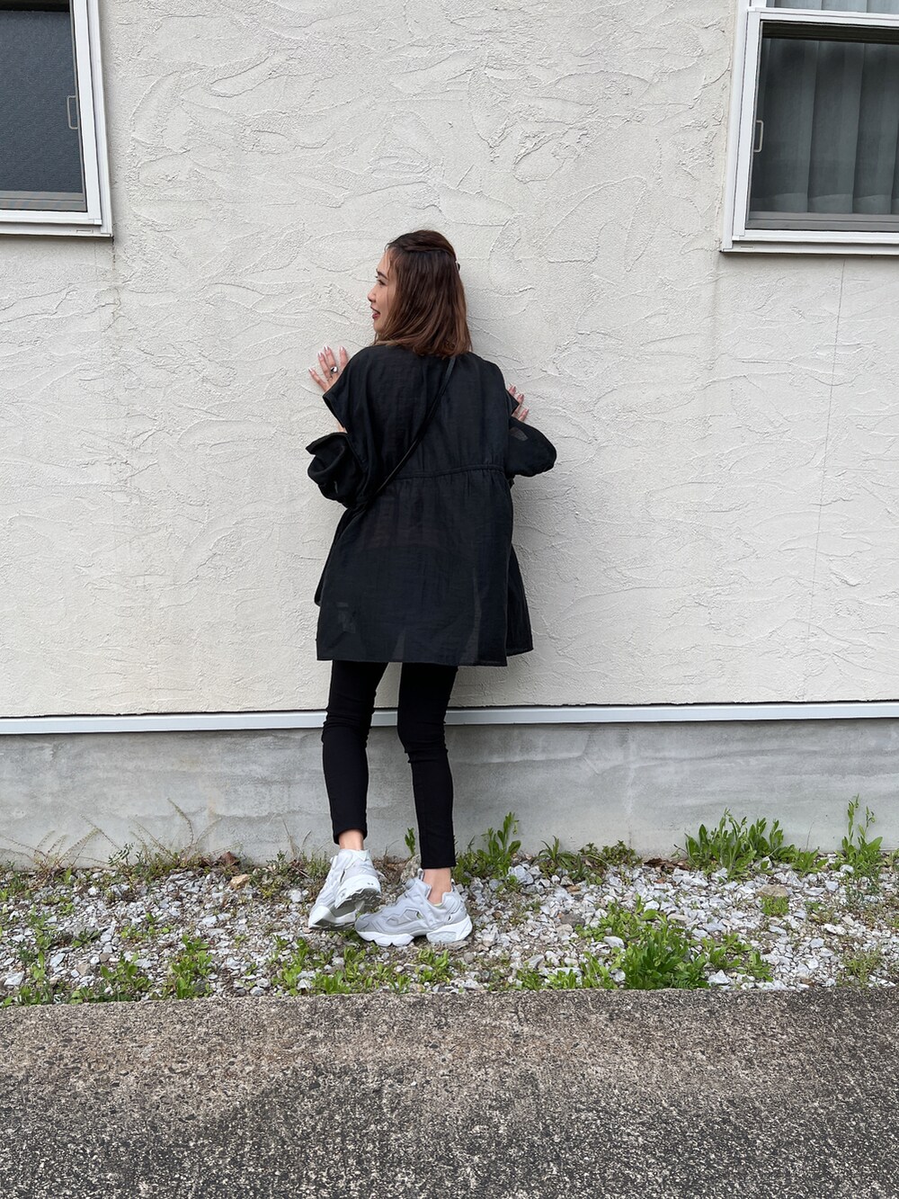 ブラック系のシャツ/ブラウス、ピンク系のタンクトップ、ブラック系のその他パンツを着用したレディースの春コーディネートの3枚目の写真