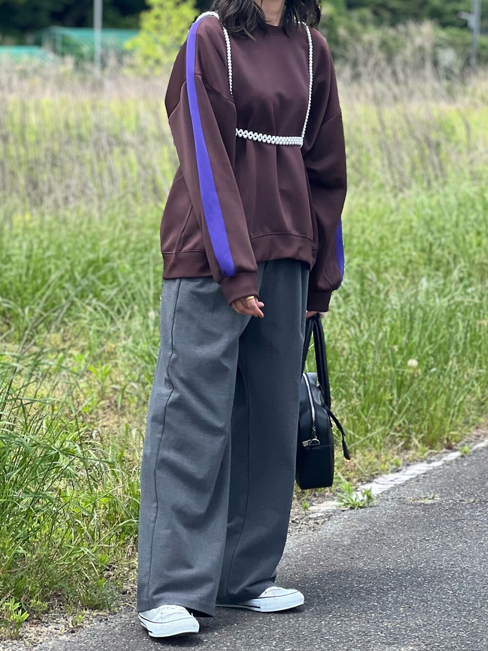 ブラウン系のその他トップス、グレー系のパンツ、シルバー系のスニーカーを着用したレディースの春コーディネートの4枚目の写真