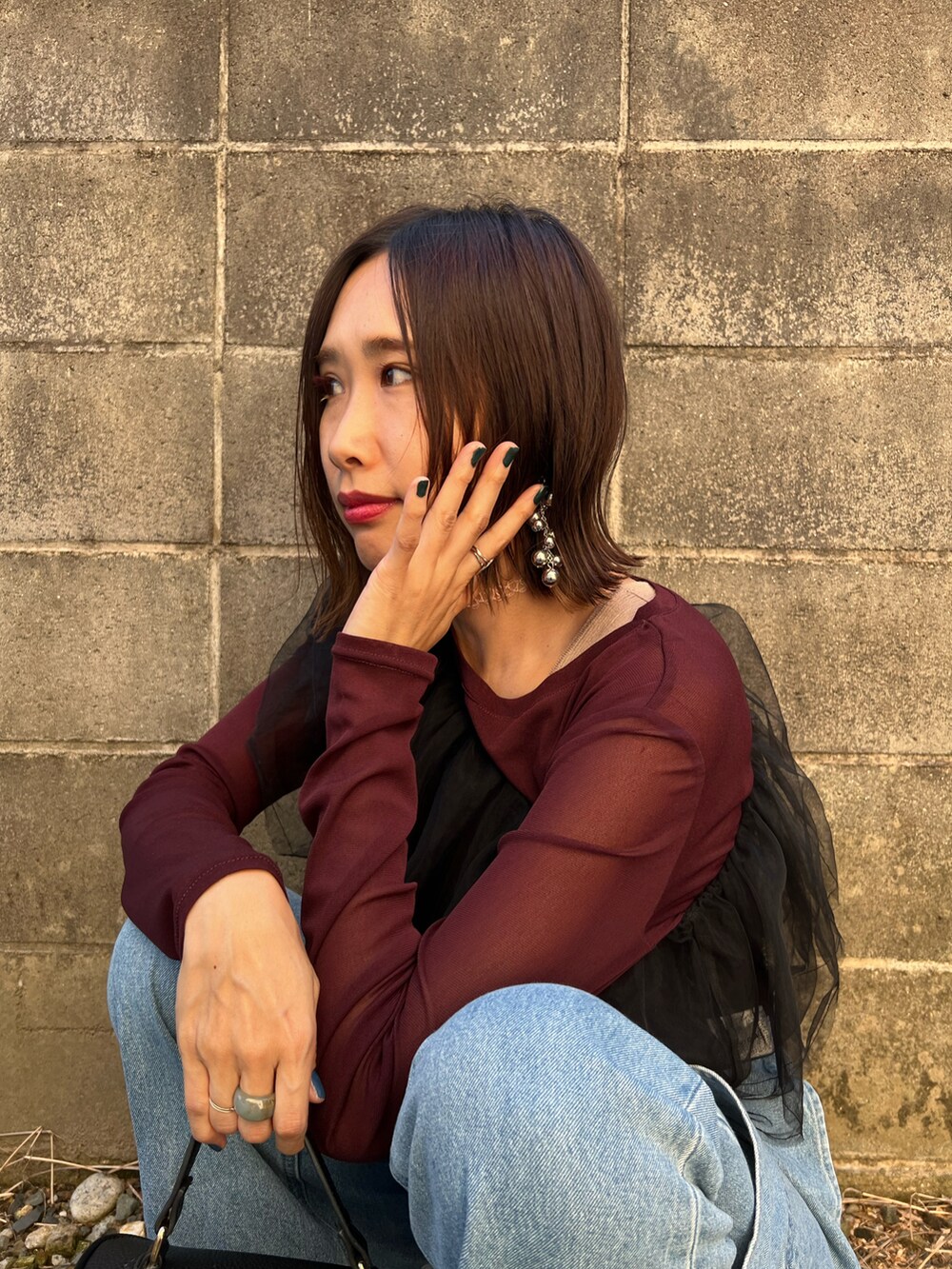 「休日スタイル、ファッションを楽しもう、ビスチェ、シアートップス、レイヤードスタイル、今日のコスメと服、プチプラ、ブラウン、デニム、スニーカー、お出かけコーデ、秋カラー」｜「hunchのクルーネックシアートップス（Tシャツ/カットソー、ブラウン系）」を使った、あみぃさん（骨格ウェーブ・レディース・161cm）の秋コーディネートの2枚目の写真