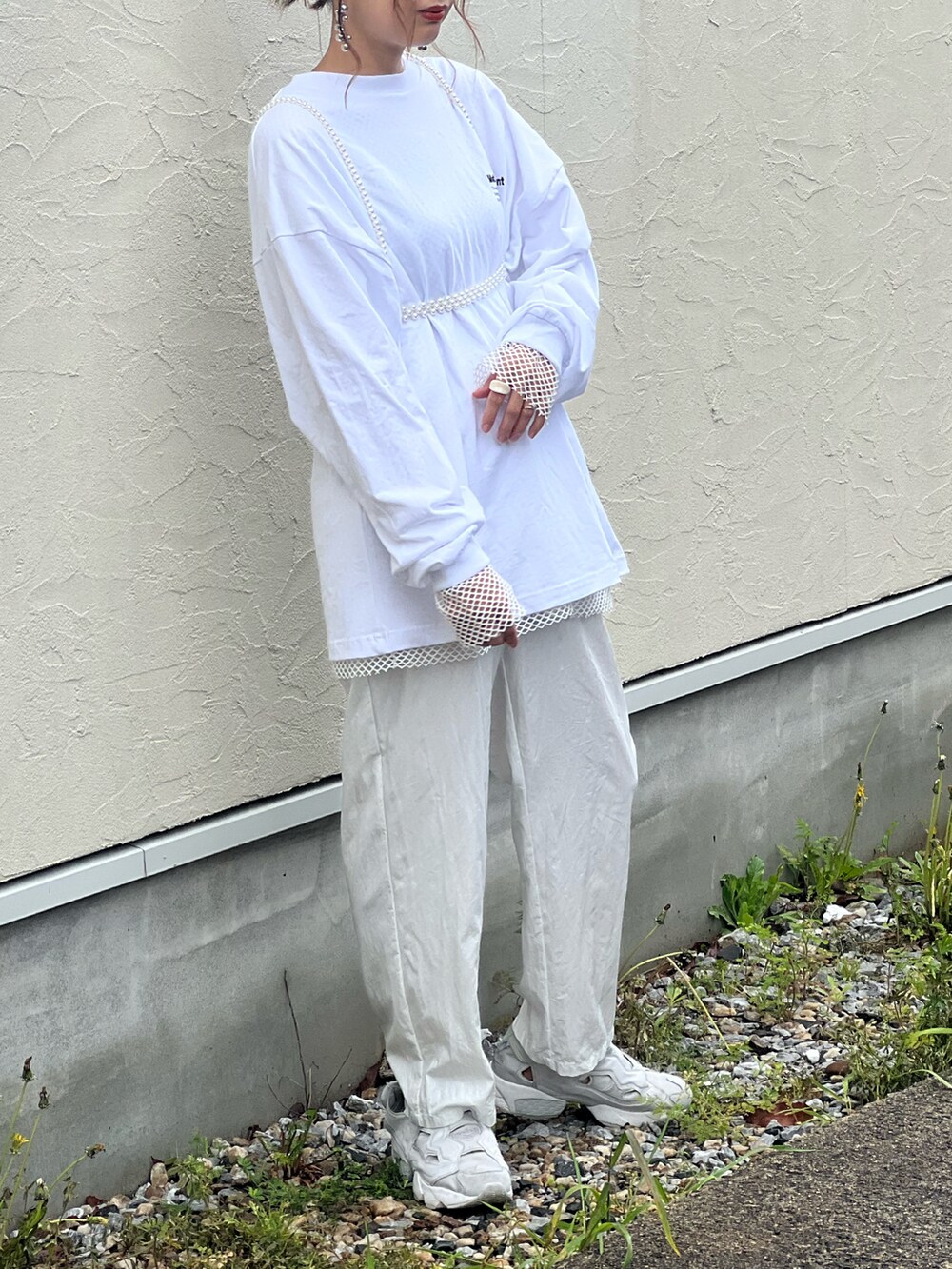 ホワイト系のTシャツ/カットソー、ホワイト系のその他トップス、グレー系のその他パンツを着用したレディースの春コーディネートの3枚目の写真