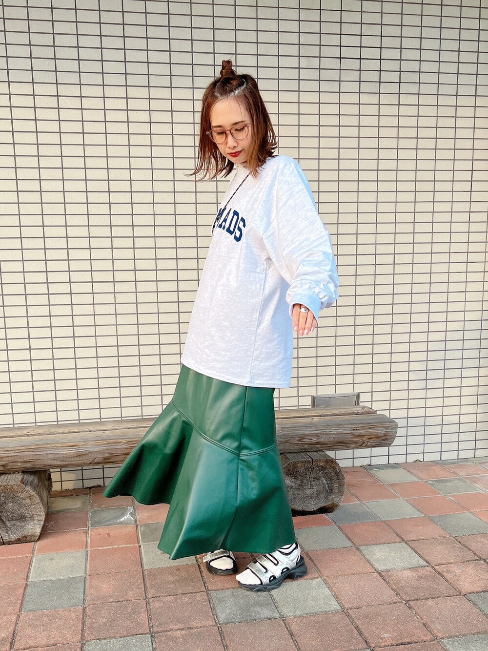 ベージュ系のTシャツ/カットソー、ホワイト系のTシャツ/カットソー、レッド系のスカートを着用したレディースの春コーディネートの2枚目の写真