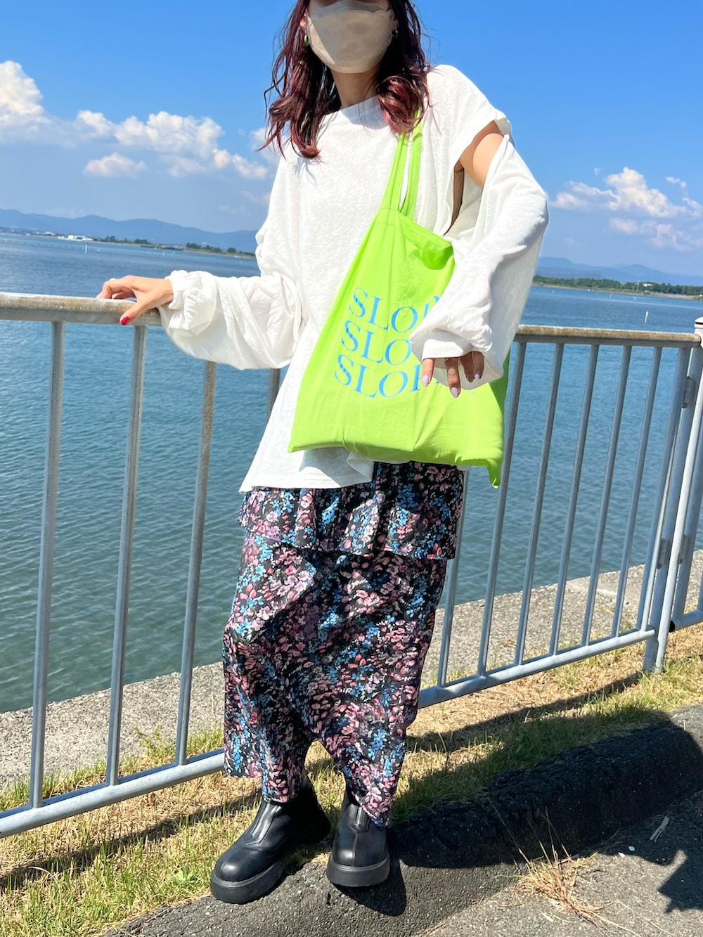 ホワイト系のTシャツ/カットソー、ベージュ系のタンクトップ、ブラック系のスカートを着用したレディースの秋コーディネートの3枚目の写真