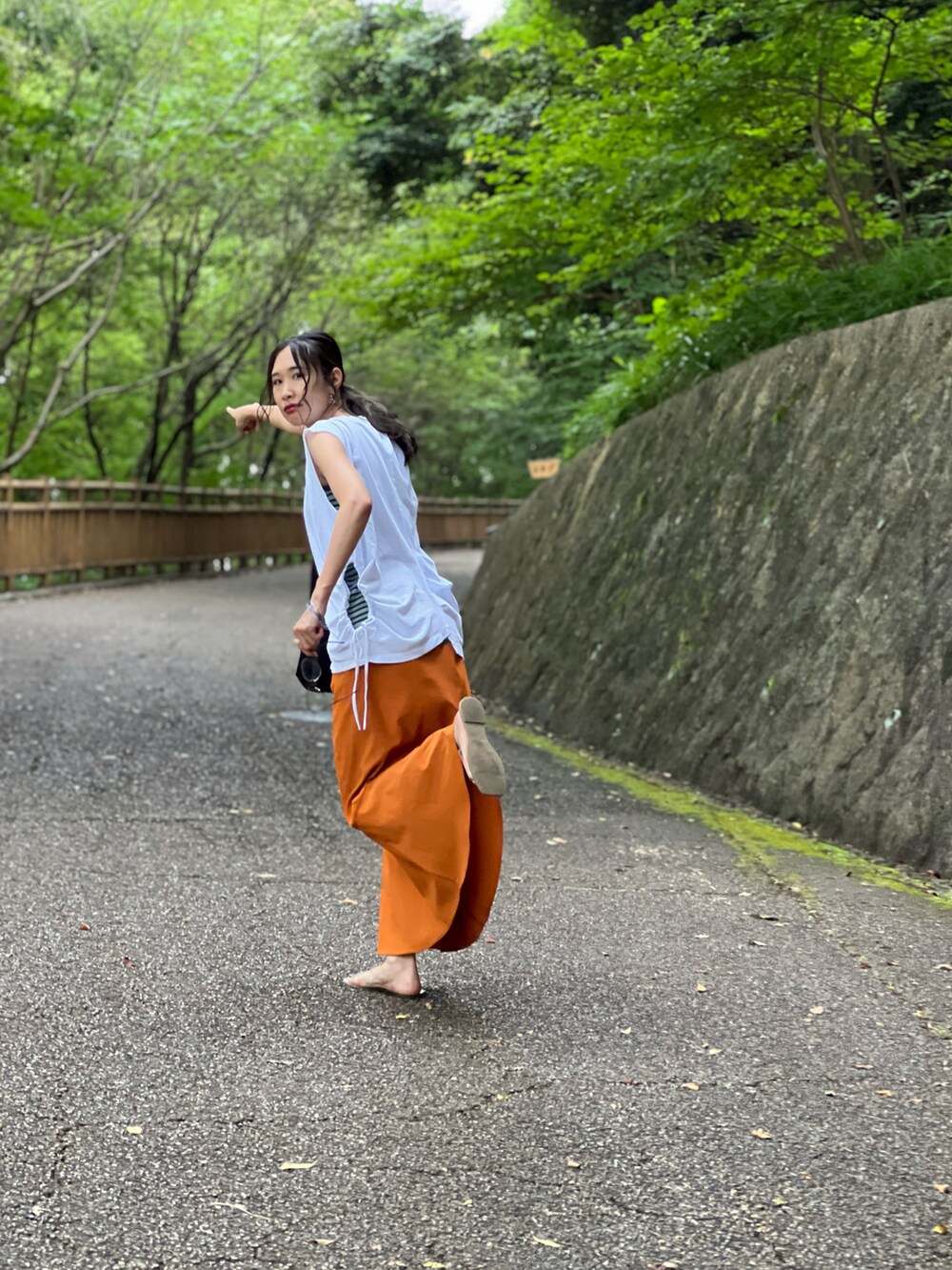 ホワイト系のTシャツ/カットソー、グリーン系のタンクトップ、イエロー系のスカートを着用したレディースの夏コーディネートの5枚目の写真