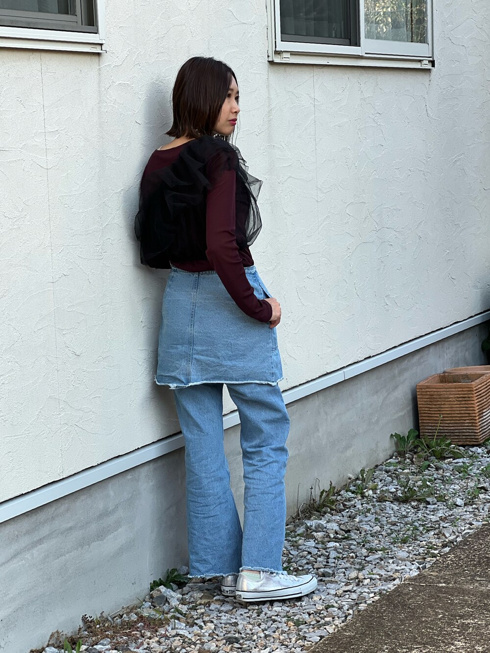 「休日スタイル、ファッションを楽しもう、ビスチェ、シアートップス、レイヤードスタイル、今日のコスメと服、プチプラ、ブラウン、デニム、スニーカー、お出かけコーデ、秋カラー」｜「hunchのクルーネックシアートップス（Tシャツ/カットソー、ブラウン系）」を使った、あみぃさん（骨格ウェーブ・レディース・161cm）の秋コーディネートの5枚目の写真