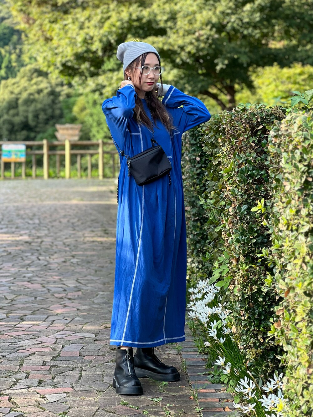 「PR、mi via loca、ロングワンピース、ワンピース、秋コーデ、秋服準備はじめました、メガネ女子、シンプルコーデ、お出かけコーデ、ワッチ」｜「mi via locaの配色ステッチワンピース（ワンピース、ブルー系）」を使った、あみぃさん（骨格ウェーブ・レディース・161cm）の秋コーディネートの3枚目の写真