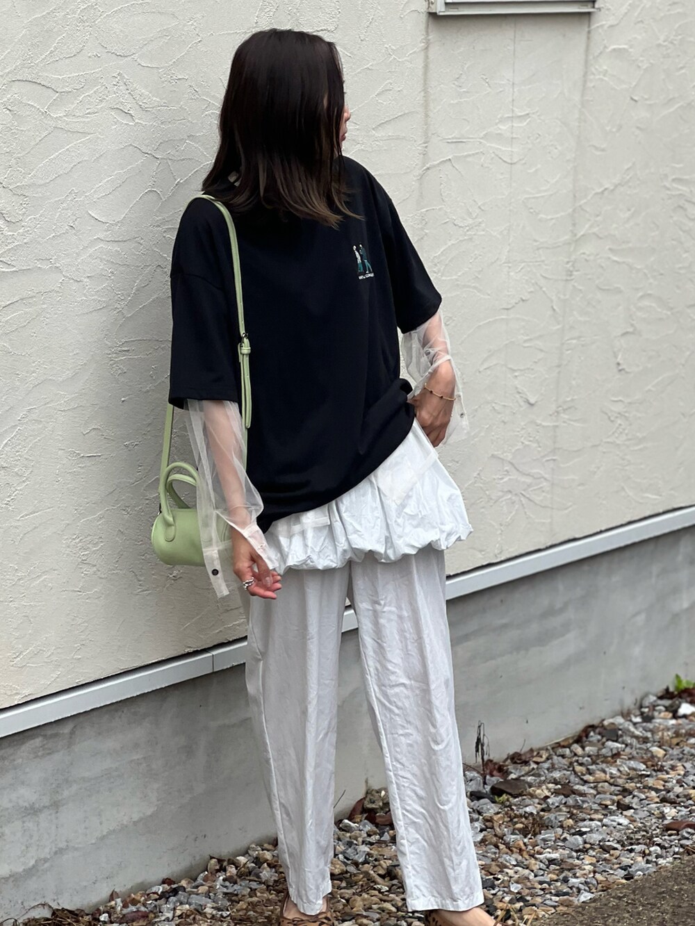 ブラック系のTシャツ/カットソー、ホワイト系のシャツ/ブラウス、グレー系のその他パンツを着用したレディースの春コーディネートの3枚目の写真