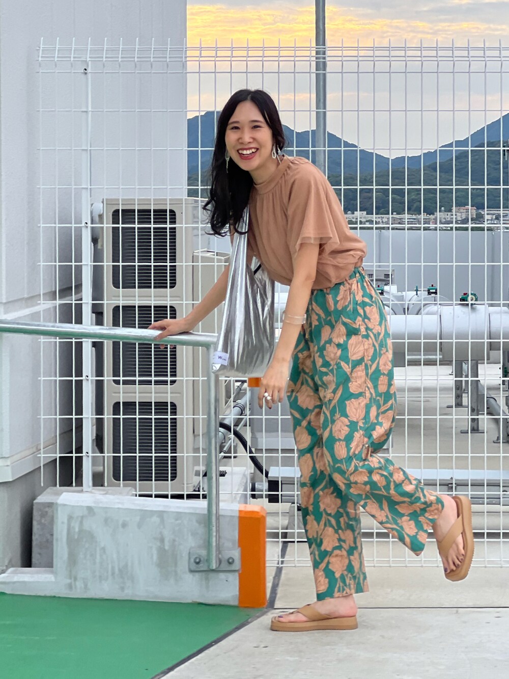 グリーン系のその他パンツ、ベージュ系のサンダル、シルバー系のトートバッグを着用したレディースの夏コーディネートの5枚目の写真