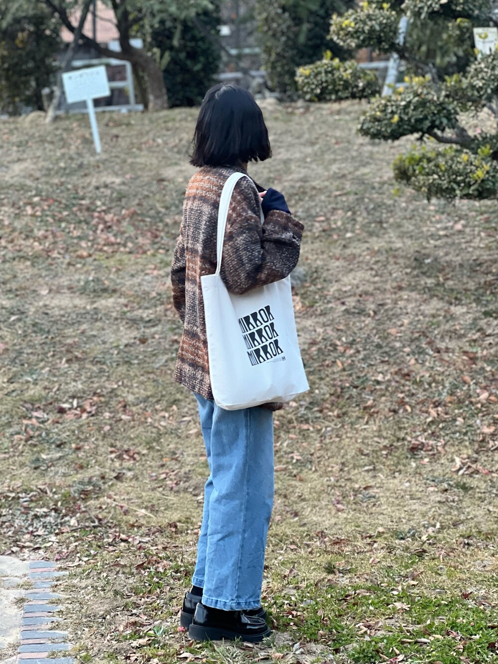 ブルー系のTシャツ/カットソー、ブラウン系のジャケット/アウター、ブルー系のデニムパンツを着用したレディースの冬コーディネートの3枚目の写真