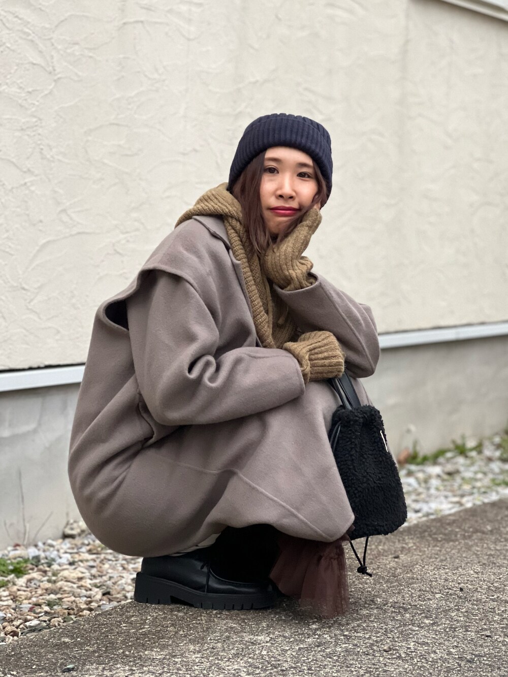 「ニット、冬アウター、コート、ロングコート、お出かけコーデ、UNIQLO、Anya Hindmarch、ニット帽、シンプルコーデ、大人かわいい、ロングスカート、ビッグシルエット、ブラウン、マイベストコーデ2023、クリスマスに着たい服」｜「ReNormのウールリバージレ2WAYコート（チェスターコート、ブラウン系）」を使った、あみぃさん（骨格ウェーブ・レディース・161cm）の冬コーディネートの2枚目の写真