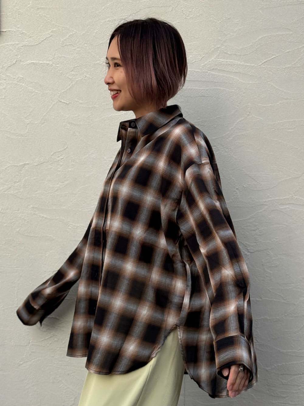 ベージュ系のその他パンツ、シルバー系のスニーカー、ブラウン系のシャツ/ブラウスを着用したレディースの冬コーディネートの2枚目の写真